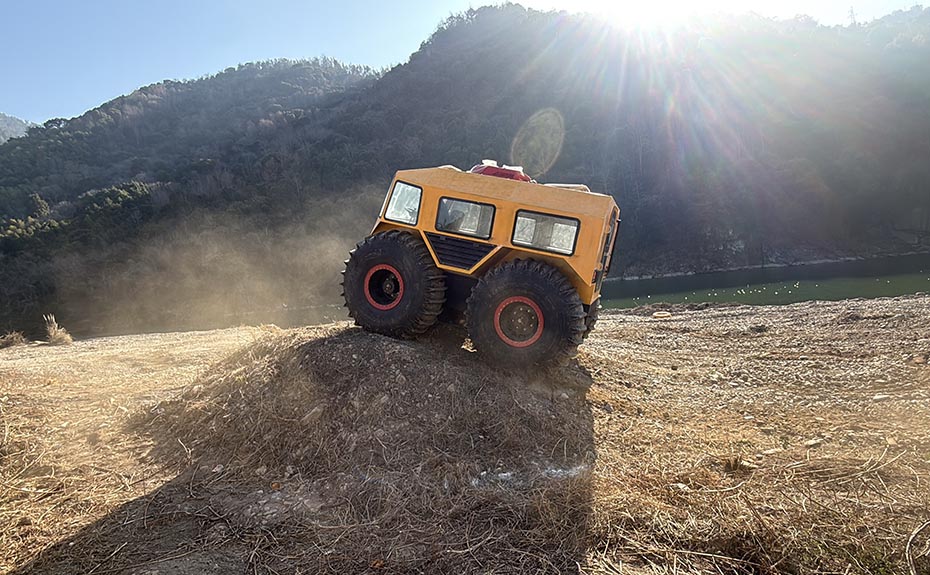 Vehículo todo terreno con ruedas y carrocería totalmente sellada 4x4