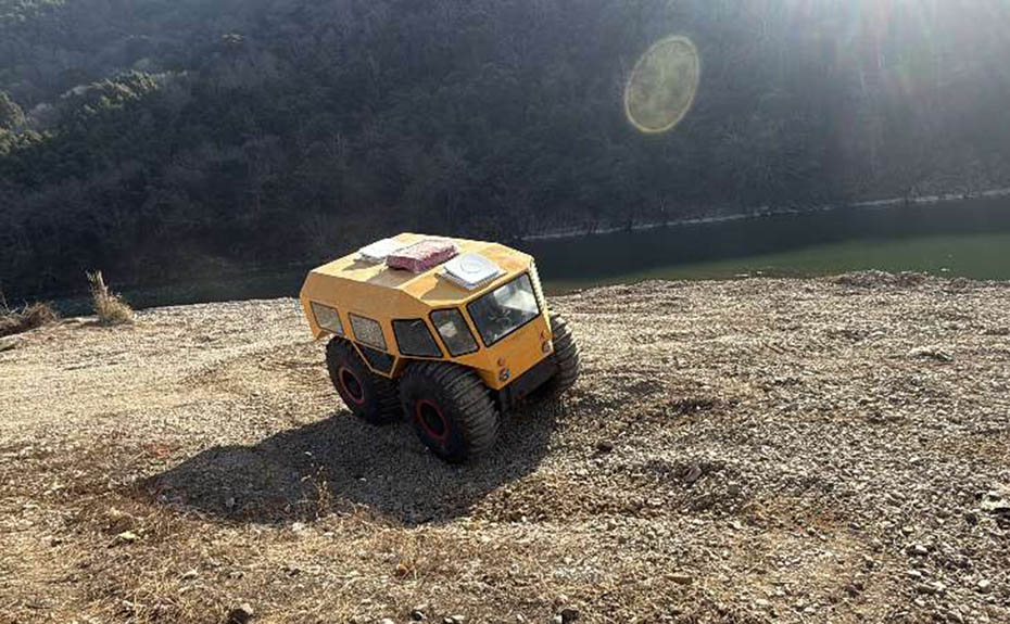 Vehículo todo terreno con ruedas y carrocería totalmente sellada 4x4