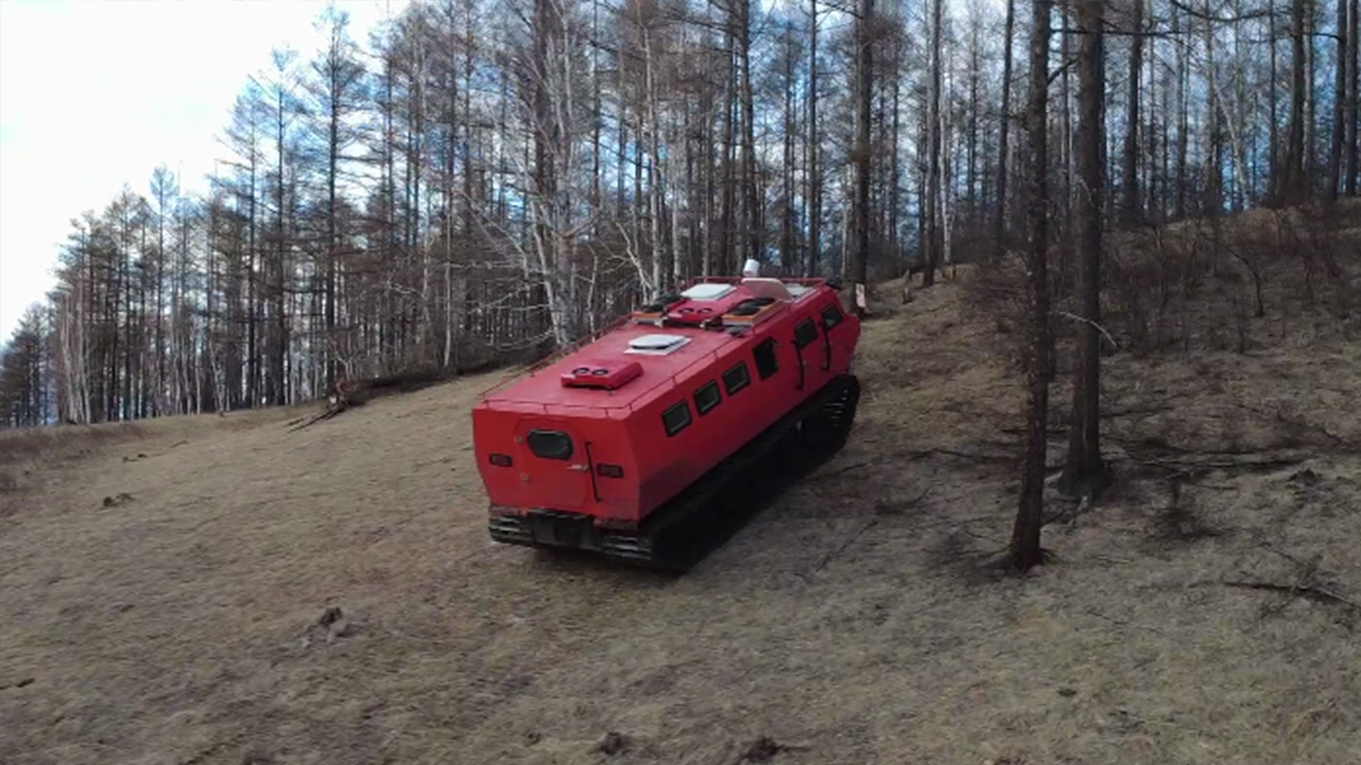 Vehículo de transporte de tropas todoterreno con orugas de una sola sección